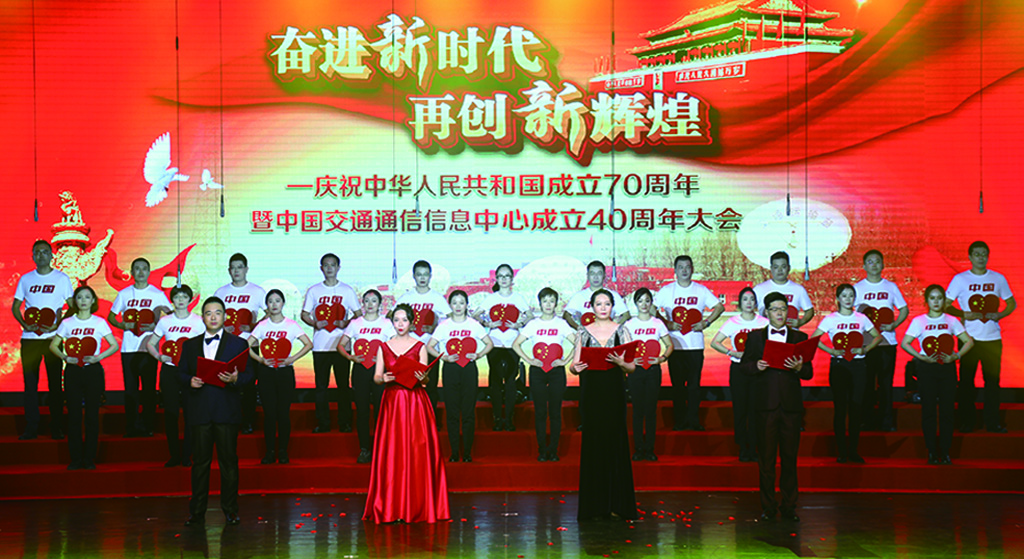 中心職工以詩朗誦形式，講述40年輝煌發展歷程。.jpg