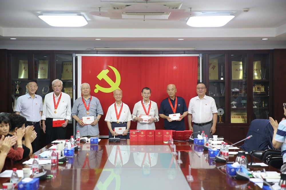 中心領導為老黨員代表頒發黨中央“光榮在黨50年”紀念章。.jpg
