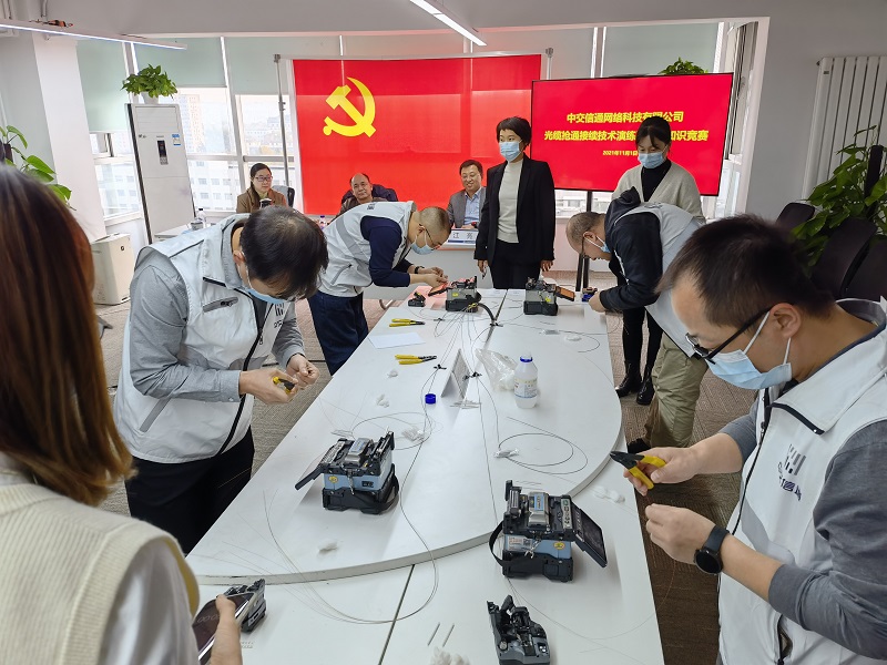 工作人員進行光纖接續練習。.JPG